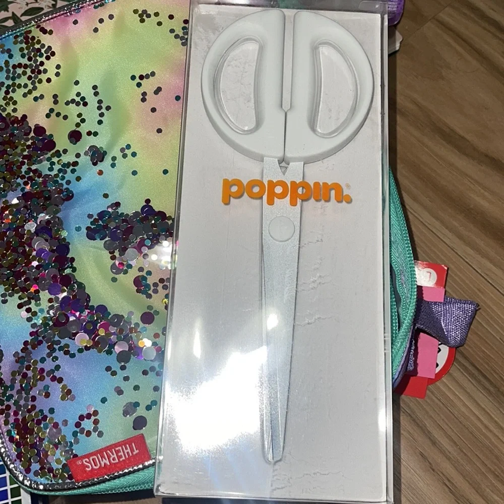 Poppin white scissors ✂️